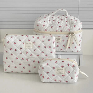 Trousse de maquillage cerise matelassée – Grande ouverture & Pratique